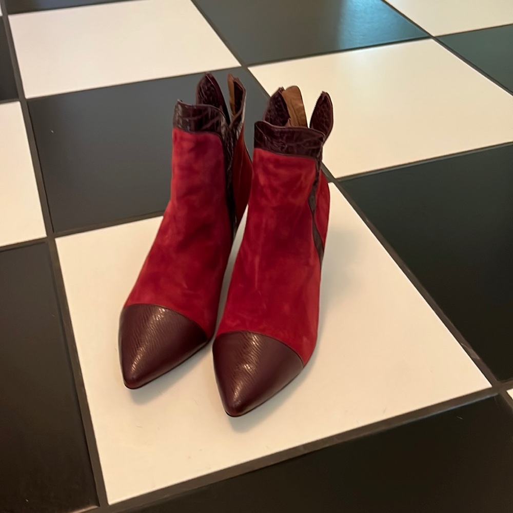 Women’s Brooks Brothers kitten heel suede booties